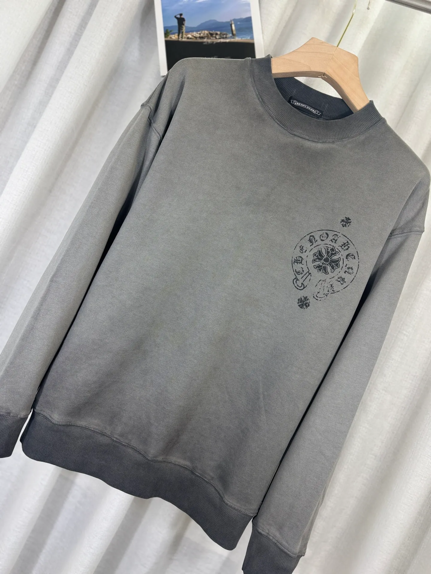 P260 top version, real shot without P, ​​different from market currency) 𝗖𝗵𝗿𝗼𝗺𝗲 𝗛𝗲𝗮𝗿𝘁𝘀/Cro Heart 2025 washed patch embroidery autumn and winter new original single counter American laser burnt 3D three-dimensional color embroidered couple casual sweatshirt 👑The highest version! Customized fabric 420g tripe terry fabric! American acid-washed and distressed original fabric laser burnt ✟appliqué embroidery and exquisite embroidery of letters! The best-selling model in the counter, very comfortable to wear. Accessories: original molded and authenticated collar label➕100% silk wash label. Genuine purchase-grade original hangtag➕matching hanging rope➕3D hanging beads➕original packaging bag. Craftsmanship: The original version has consistent wiring! The highest version of the armhole matching technique! Color: Earth Yellow Gray Black Size: S M L XL Style No.: 9320
